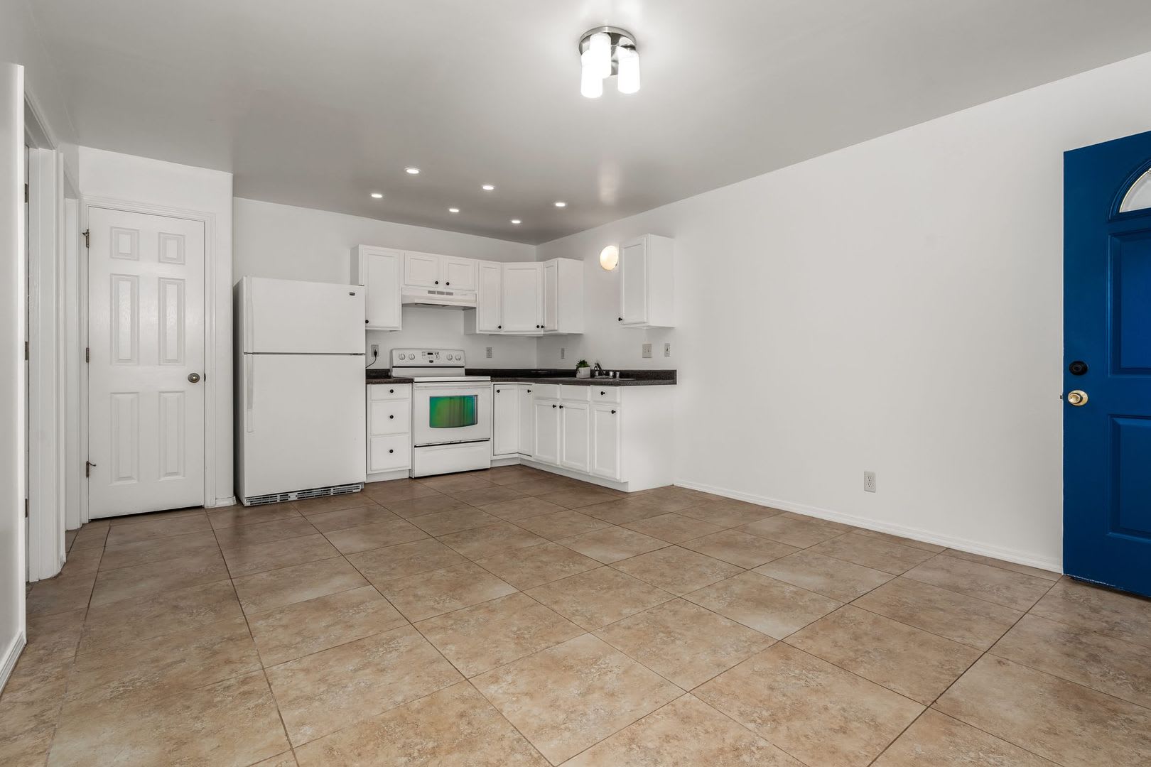 Unfurnished, 1 Bedroom/1 Bath, Ohana – photo 4