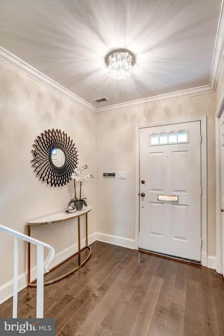 Sun-Drenched 2BR/2.5 BA Townhouse Condo in Gated Sutton Place – photo 3