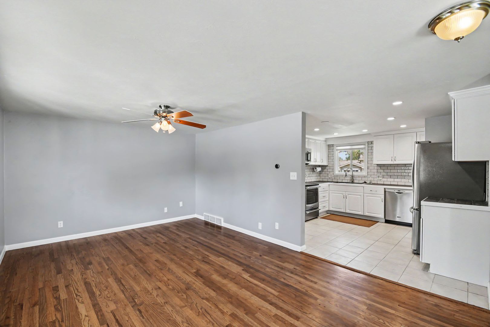 Updated 5 Bed House w/ Central AC & Fenced Backyard – photo 4