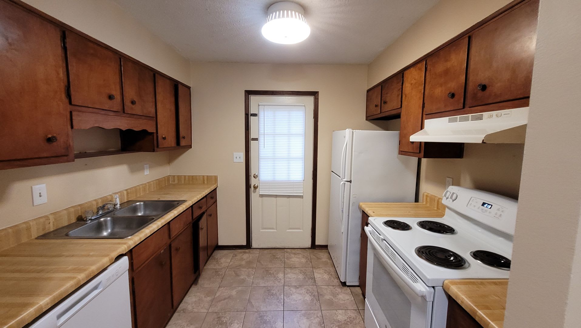 2 Bedroom 1 Bath Duplex for Rent! Trash & Lawn Care Included! – photo 4