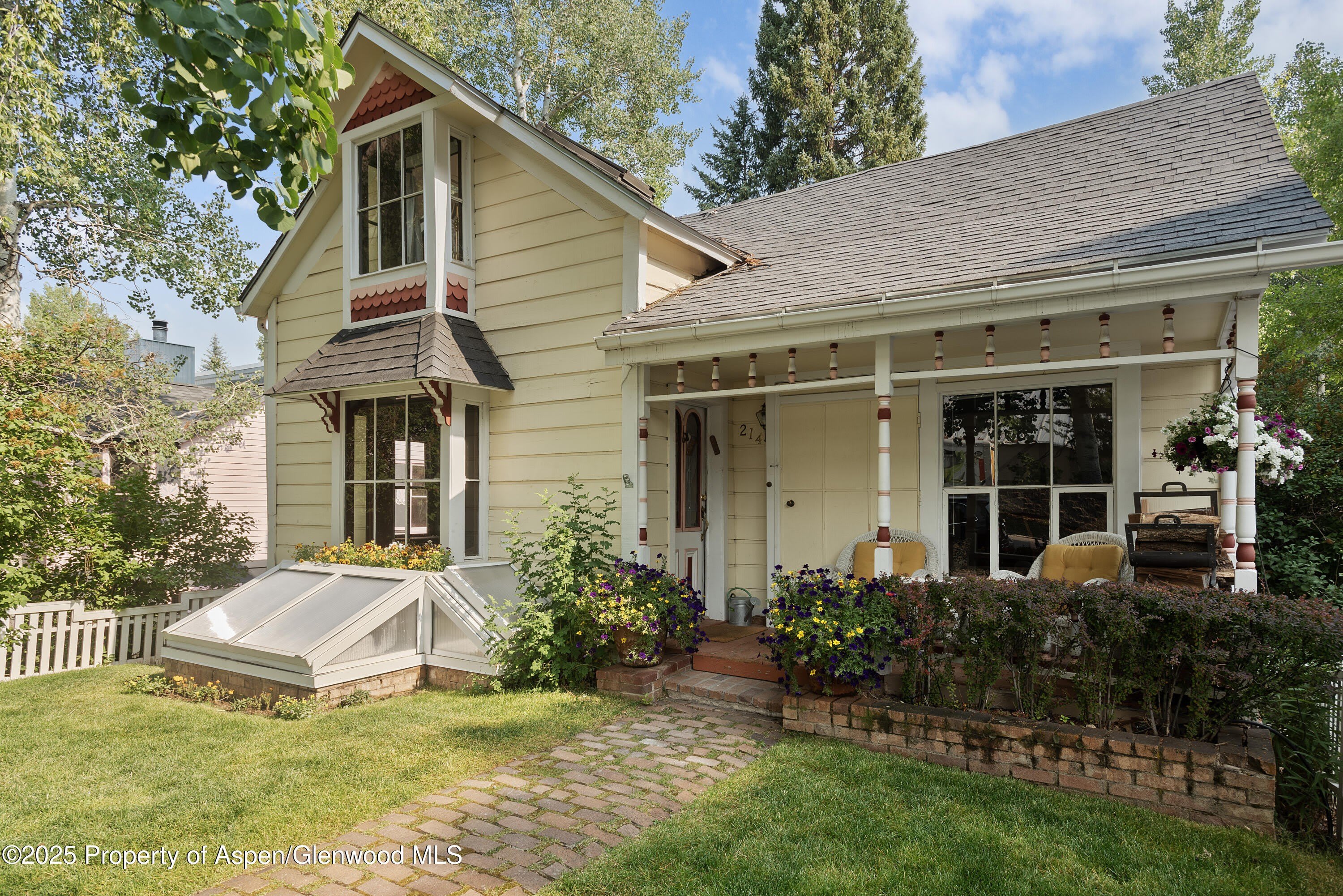 214 W Hyman Avenue – photo 2
