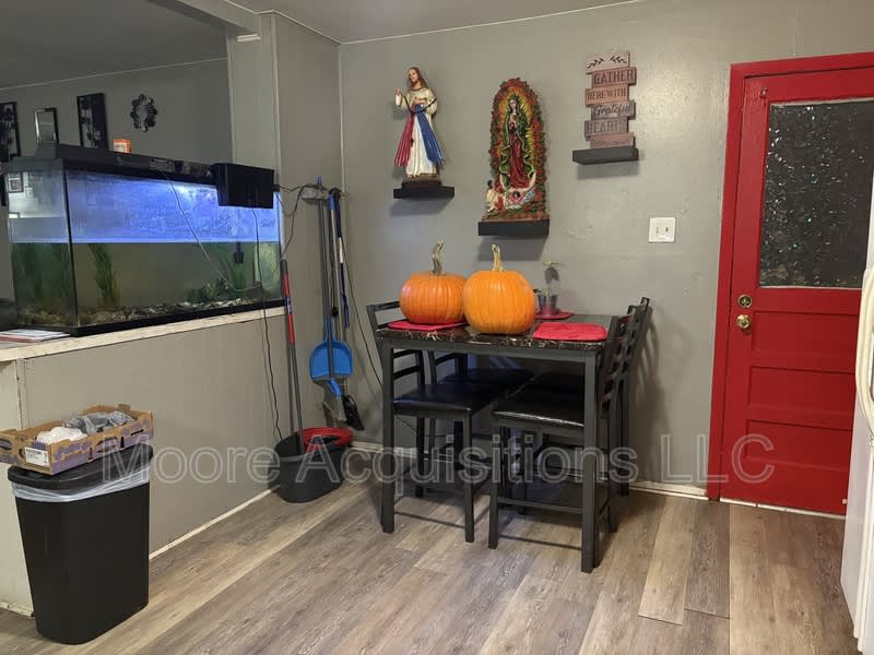 1047 Star St – photo 5