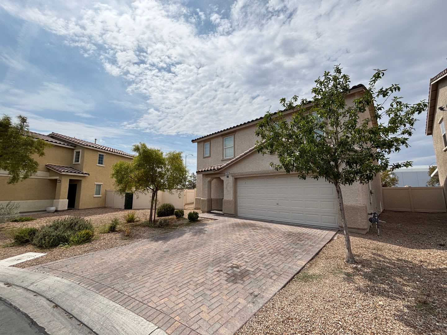 Gorgeous 4Bed/2.5Bath/2Car home located in North Las Vegas Raven Hill gated community! – photo 2