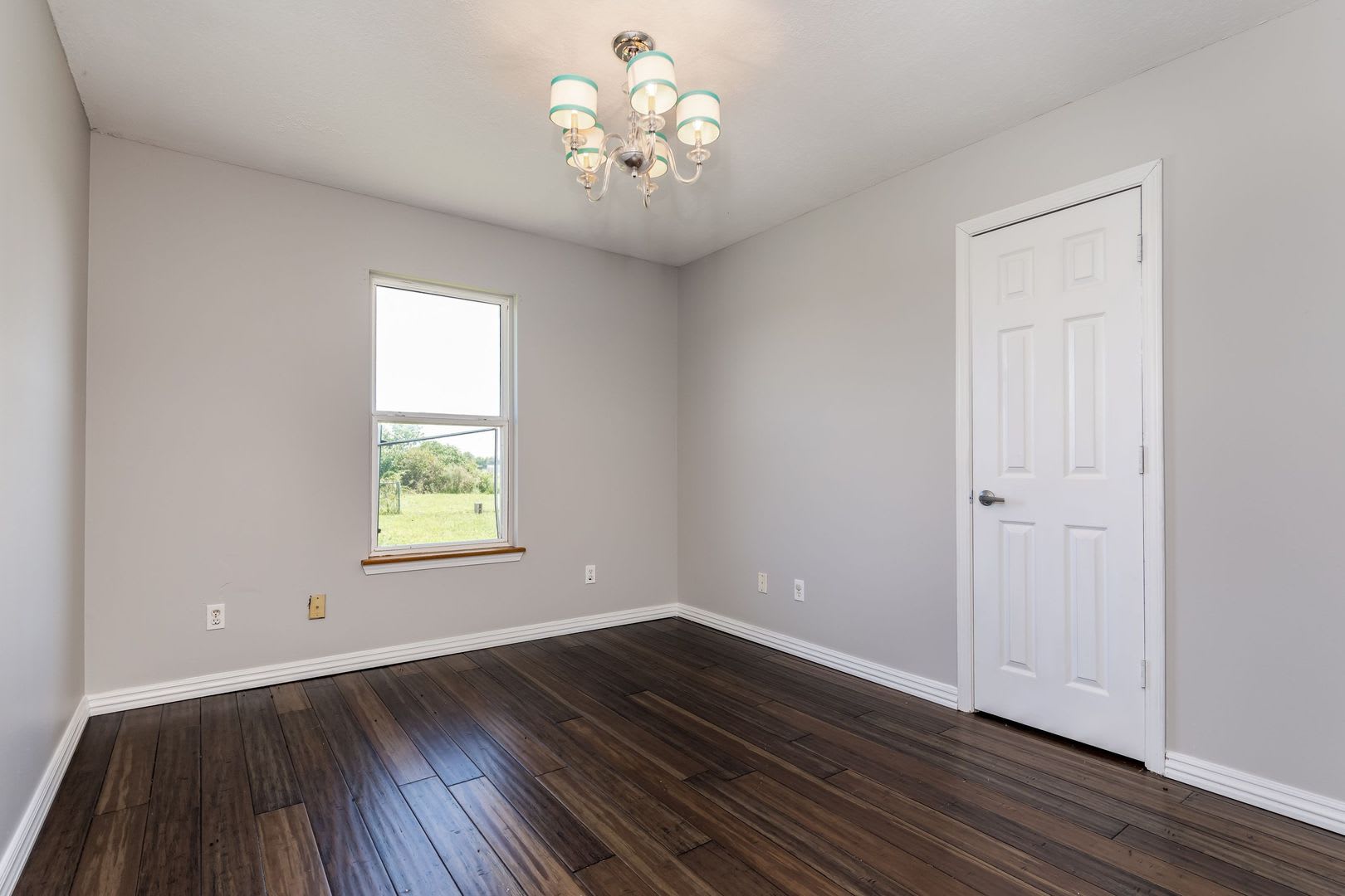 Culdesac Home on Over Half an Acre! Pet friendly and 6-12 month leases! – photo 4