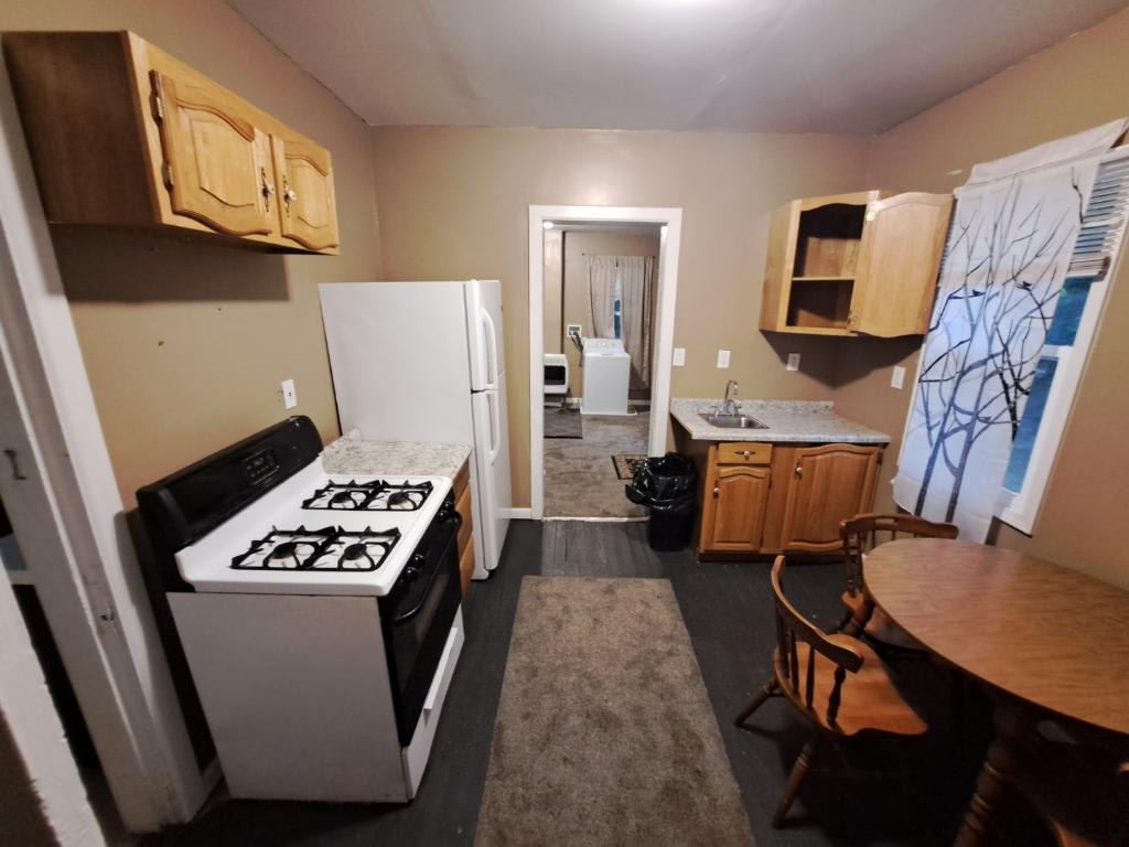 1633 East 49th Street – photo 2