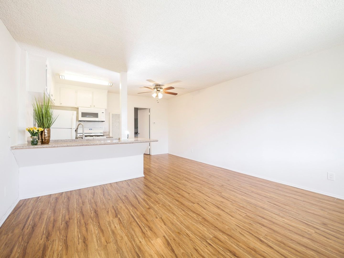 15925 Victory Blvd. – photo 5