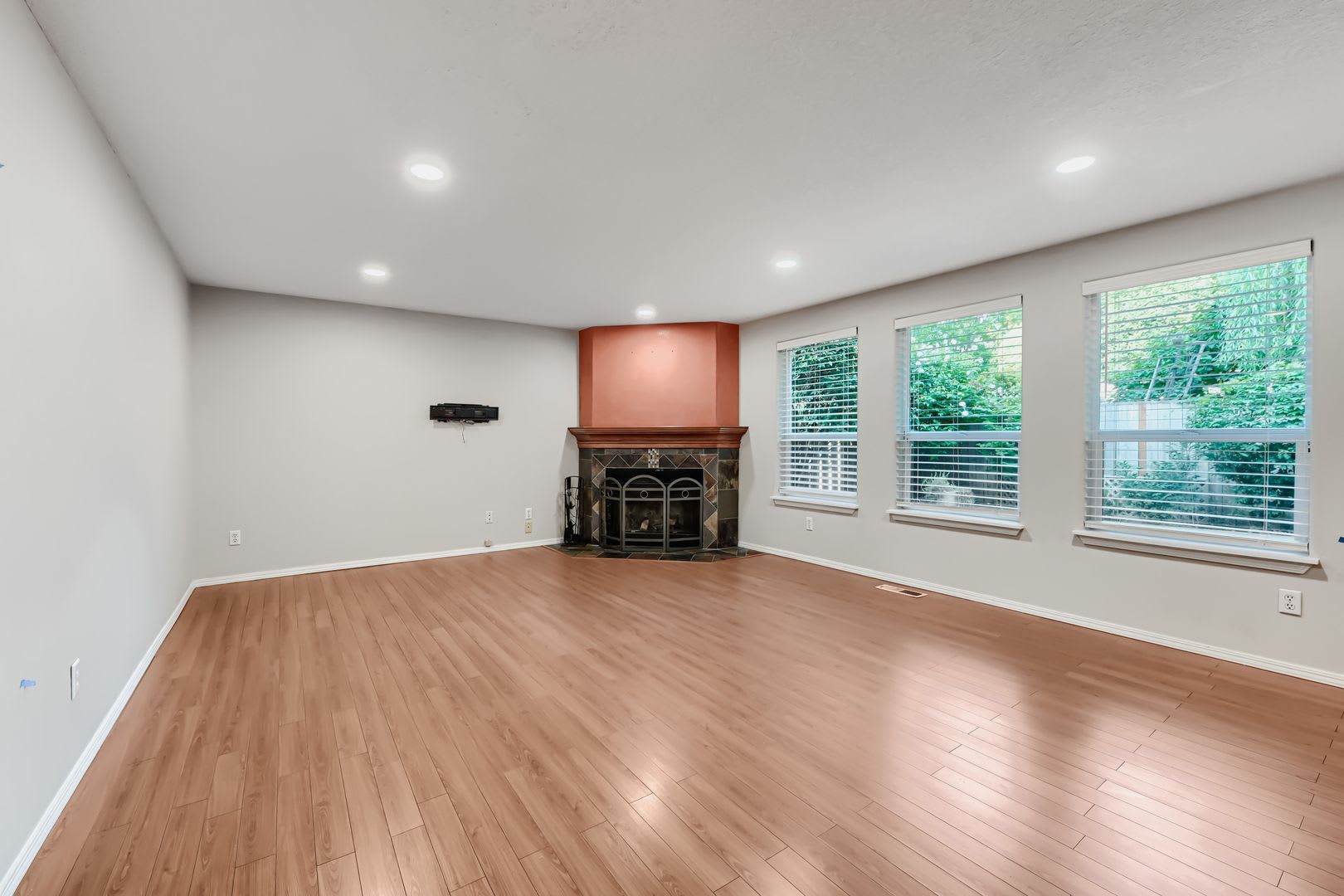 3BR + 2.5BA Two-Story Home — 2-Car Garage, Fenced Yard & Large Deck on a Cul-de-Sac (Beaverton / Aloha) – photo 5