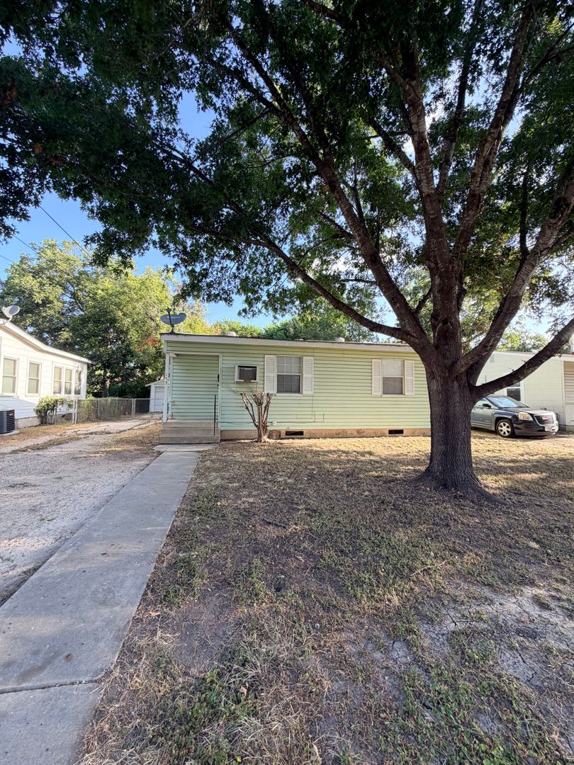 Harlandale 2 Bedroom 1 Bath Ready For Move In – photo 2