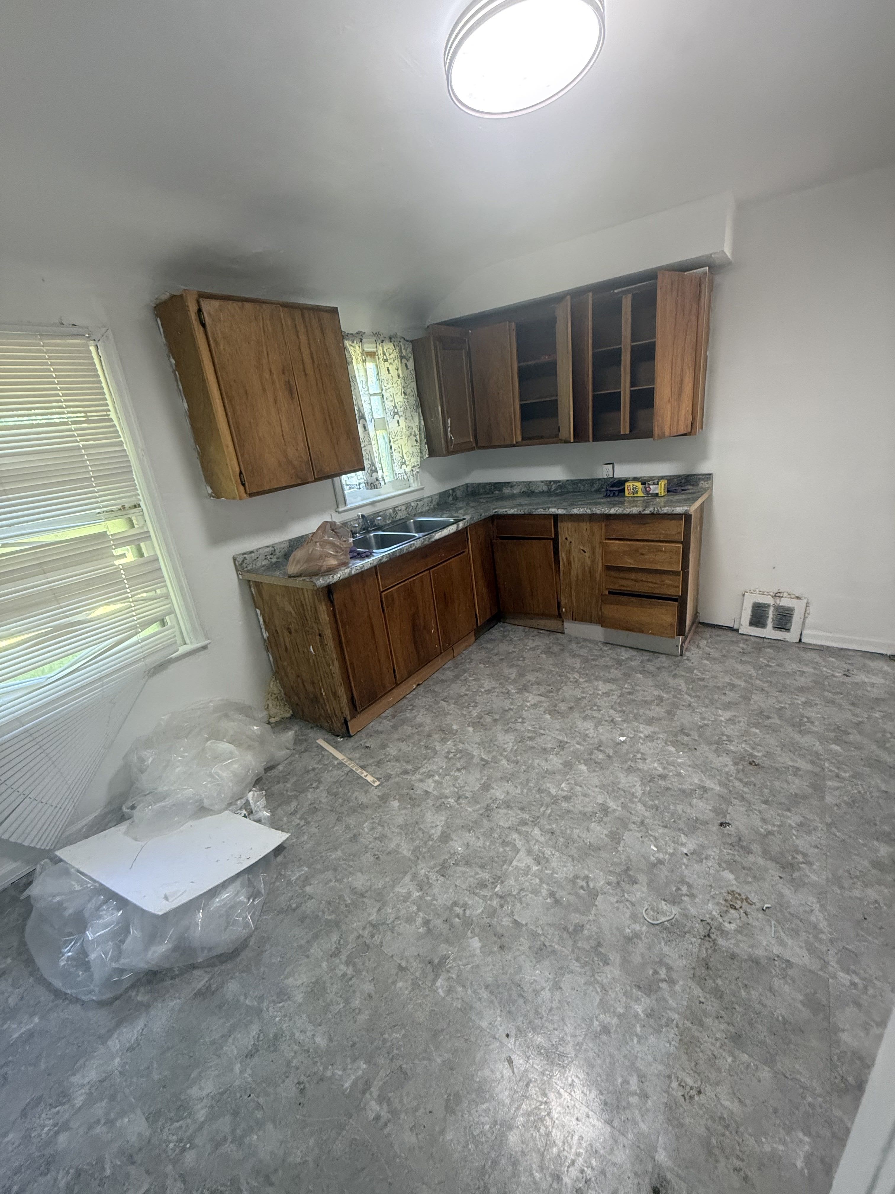 5210 Dupont St – photo 4