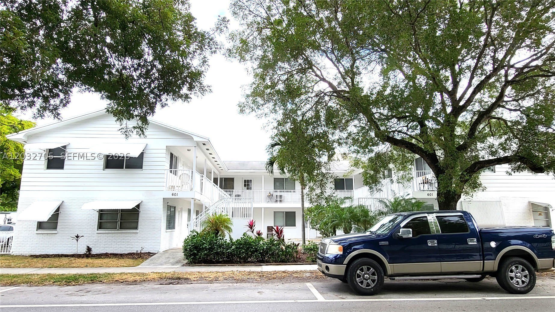 601 S 19th Ave – photo 1