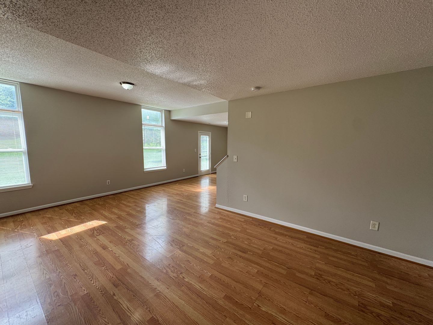Lawrence-Fort Ben-Oaklandon 3 Bedroom and 2.5 Bathroom – photo 4