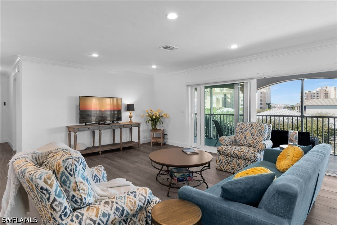 1020 Swallow Avenue 302 – photo 3