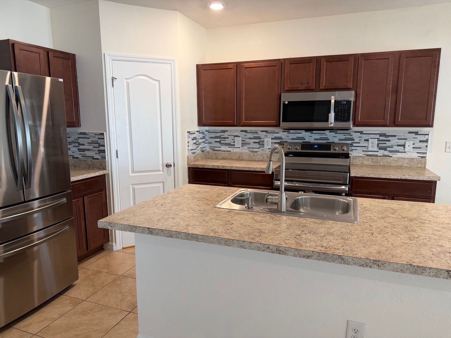 PRIVATE LANDLORD -LIKE NEW RENTAL HOME – photo 4