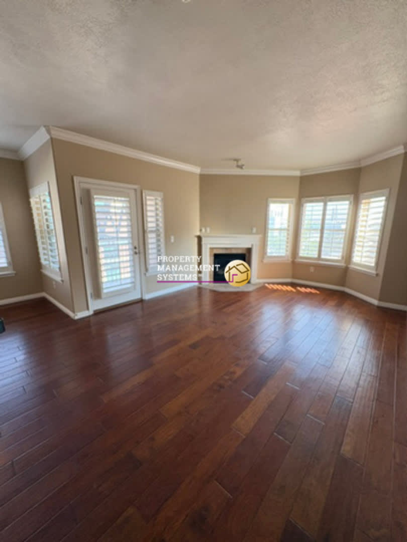 2 Bedroom Condo In Gateway – photo 1