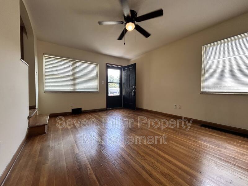 323 S Napoleon Ave – photo 3