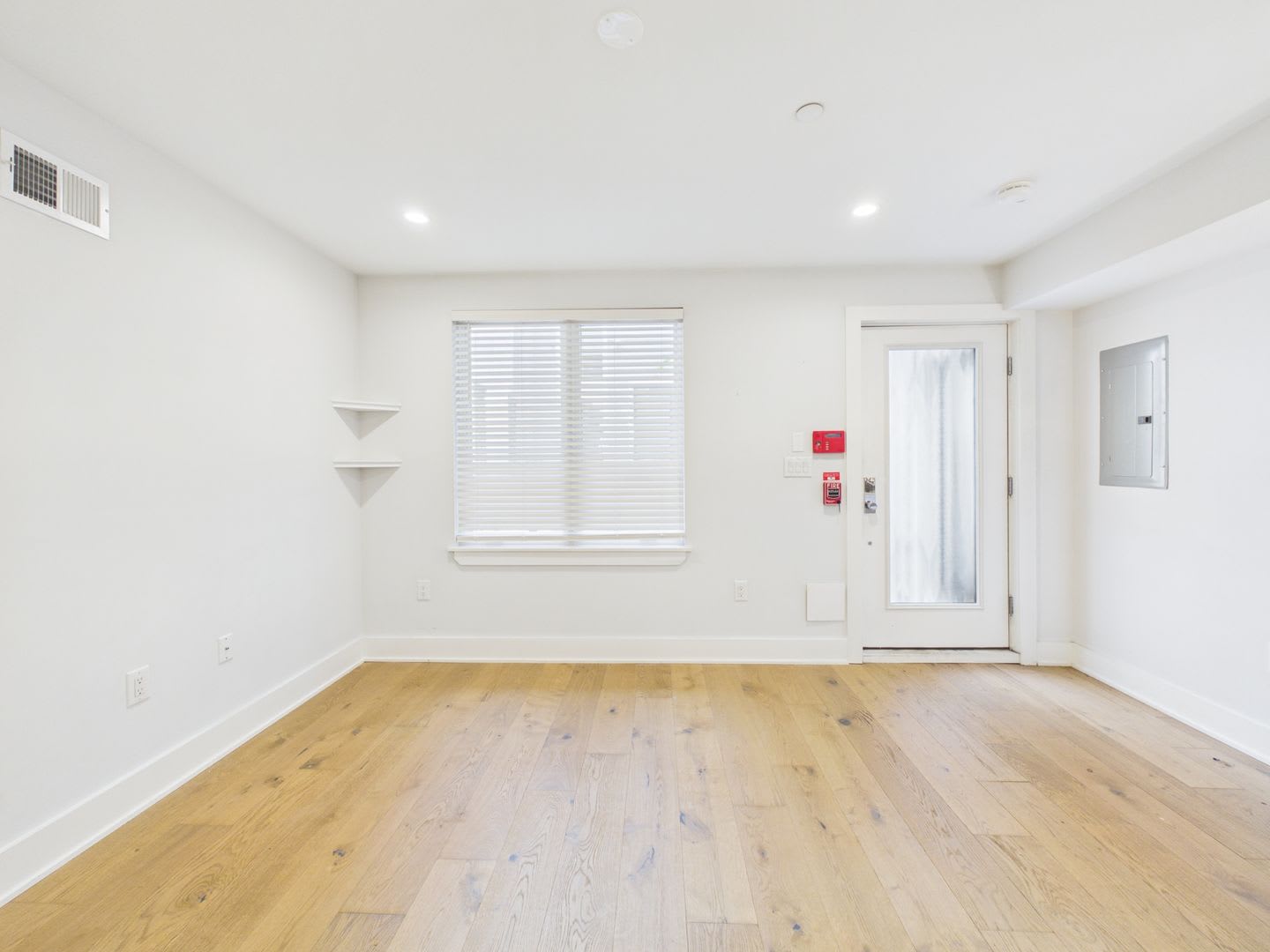 Exquisite Boutique Condo in the Heart of Queen Village – Luxury Living Awaits! – photo 4