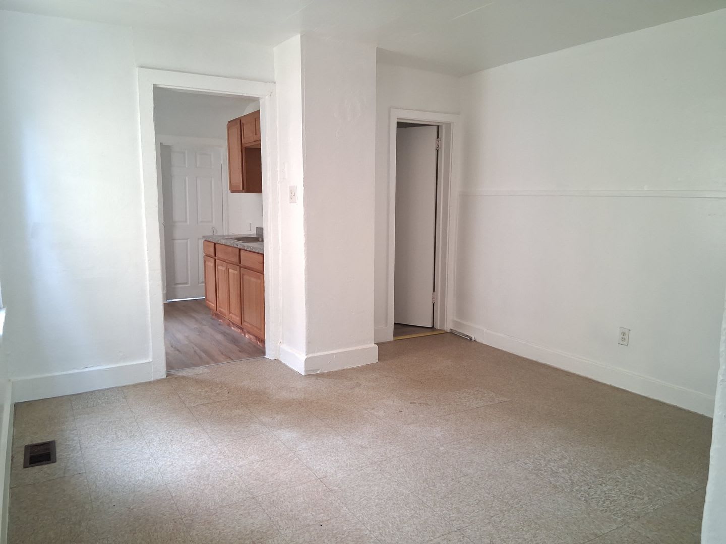 Bright 2 Bedroom Home FOR RENT in Bridgeton NJ $1465 – photo 4