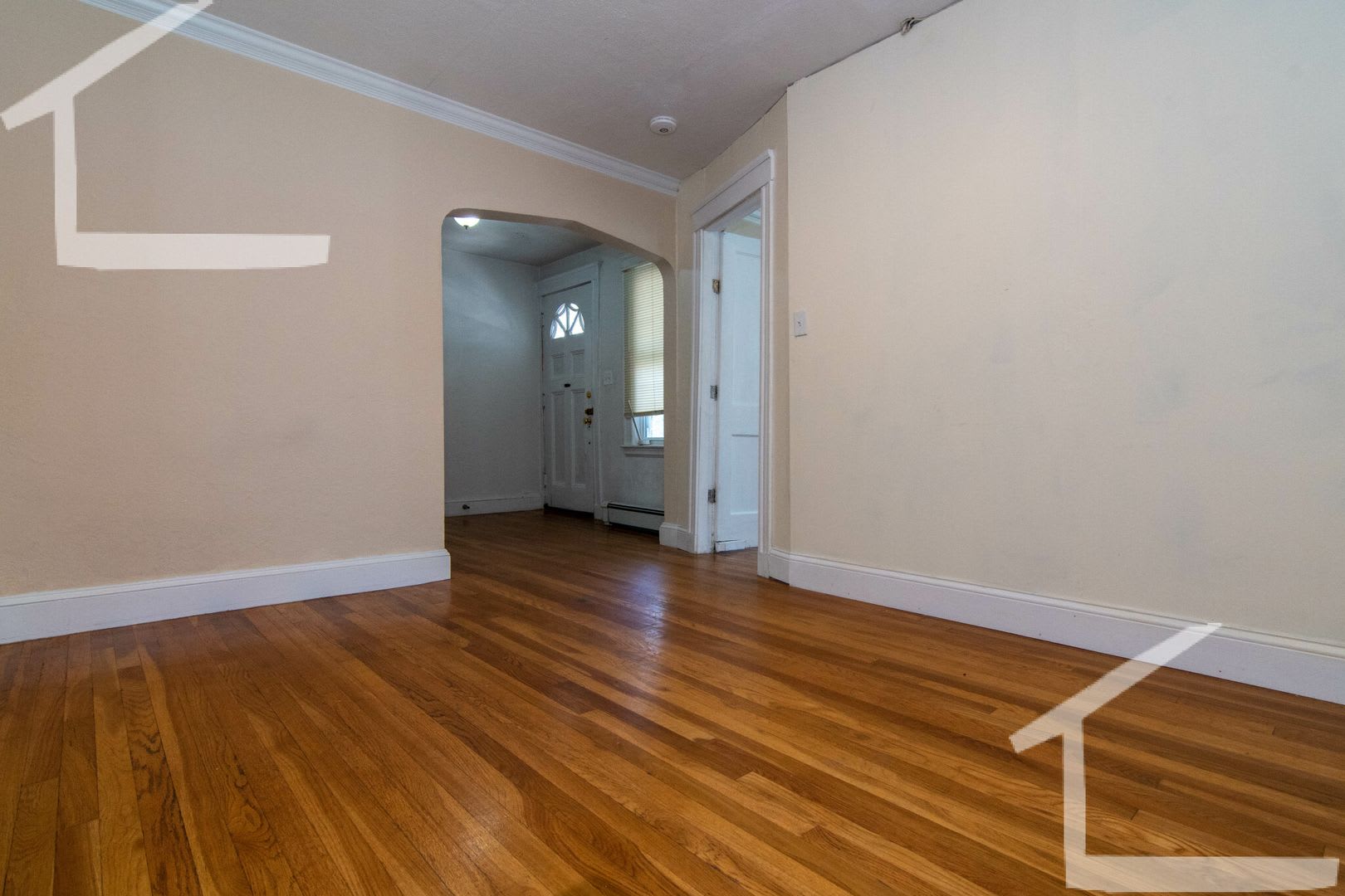 Great 3 Bed (1st Fl Duplex) Close to Green Line and Bus Stop – photo 3
