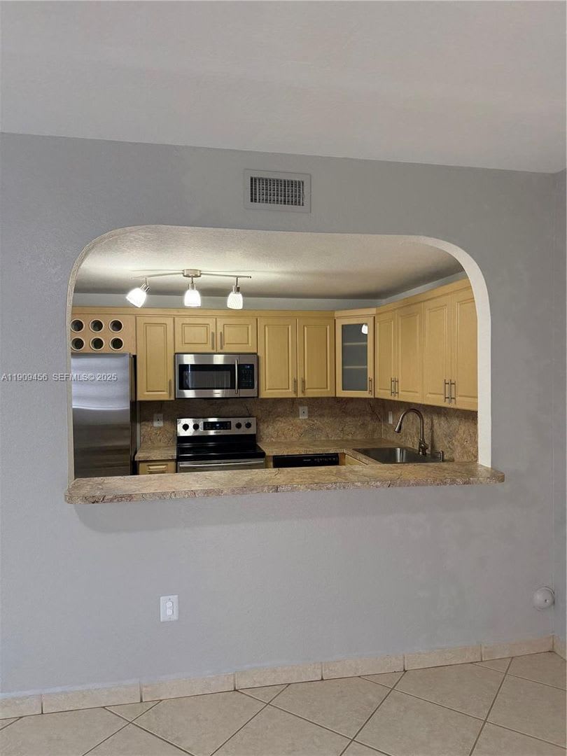 7542 Nw 175Th Street 7542 Hialeah Fl 33015 – photo 3