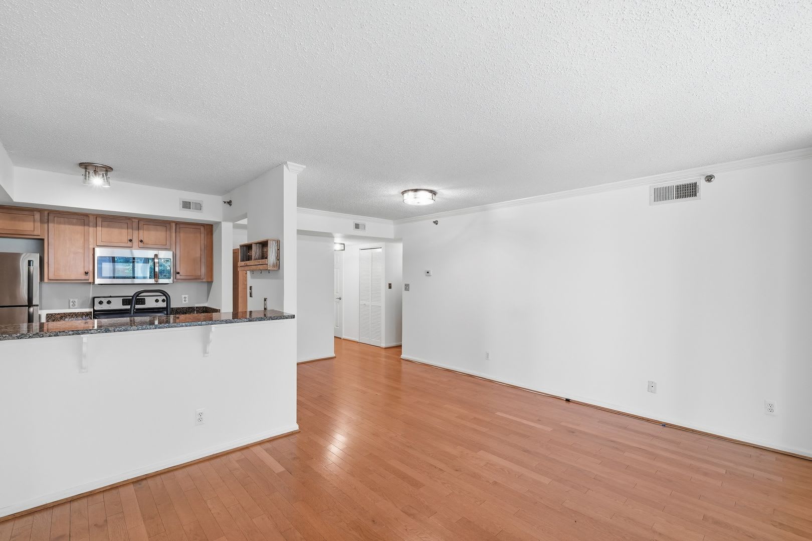 Experience The Best Of Ballston In This Beautifully Appointed Two Bedroom Two Bathroom Residence Offering An Exceptional Blend Of Comfort Style And Convenience – photo 5