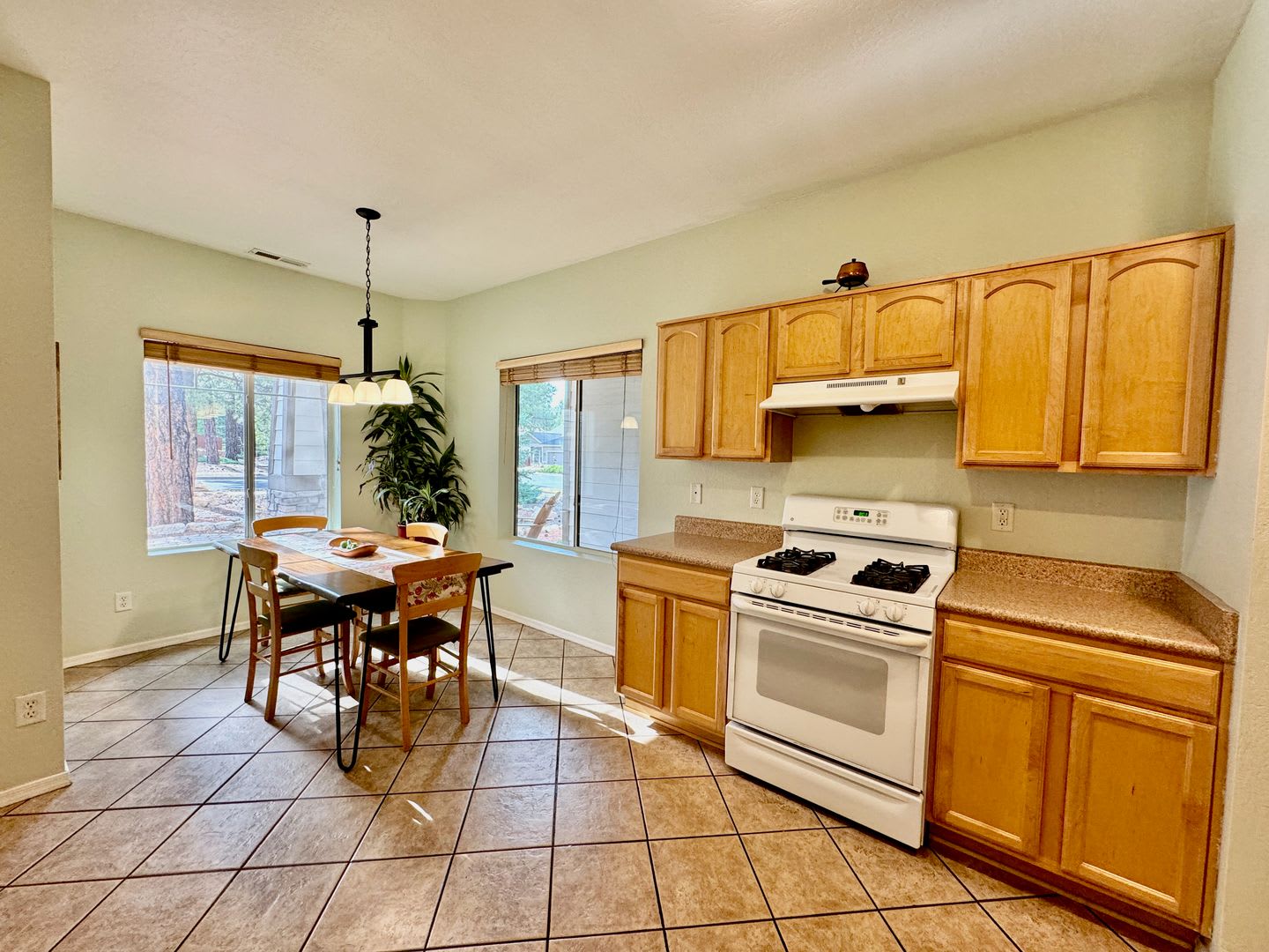 ponderosa trails 3 bedroom furnished home – photo 4