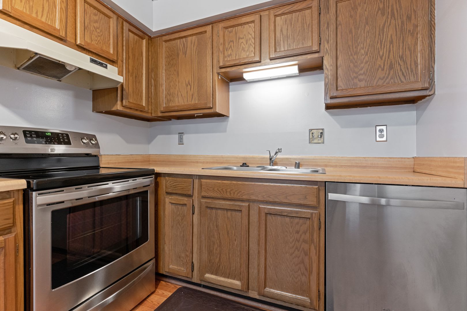 Stunning Silver Spring End Unit Th – photo 5