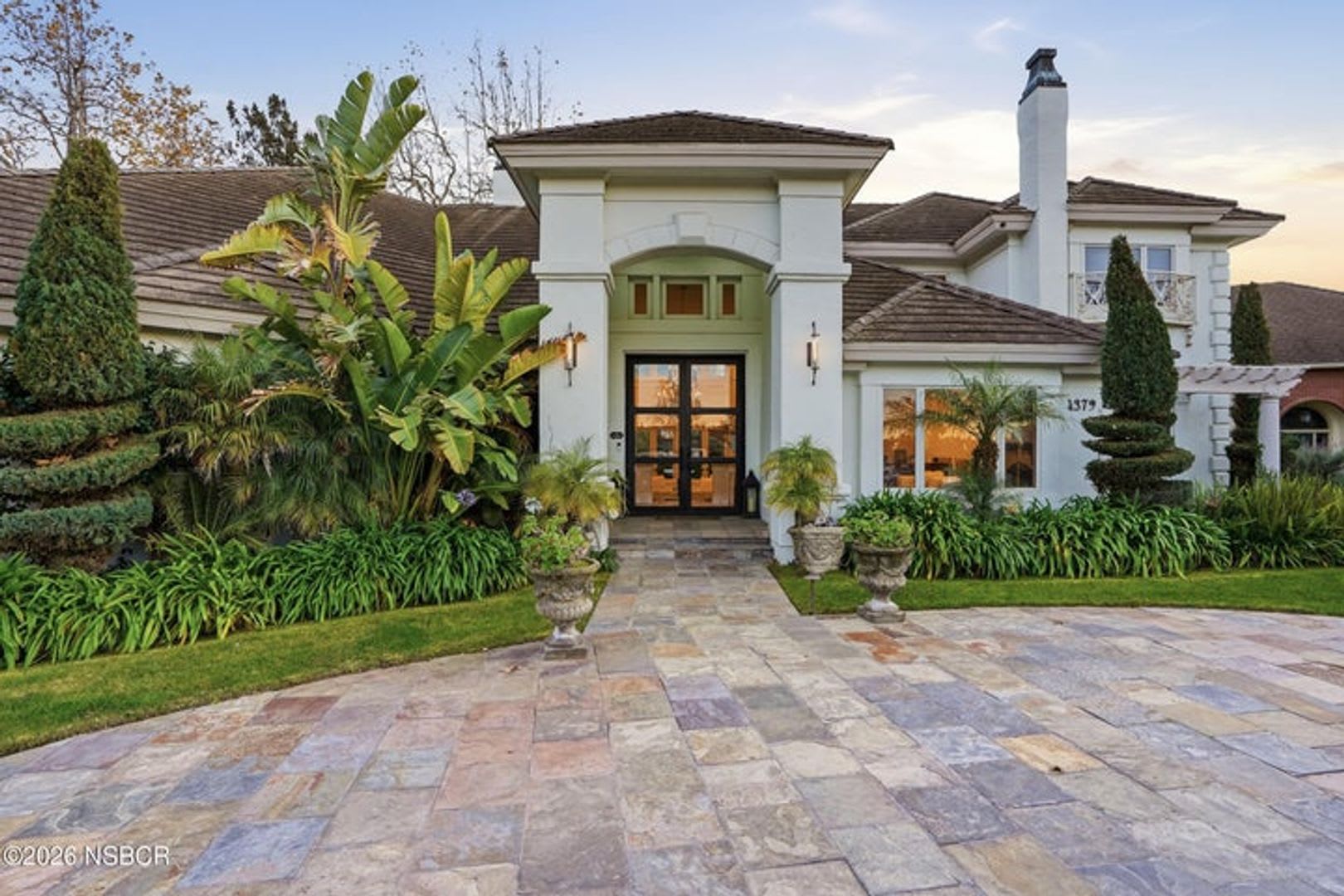 Elegant 6‑Bedroom Retreat with Pool, Spa & Wine Room – photo 1