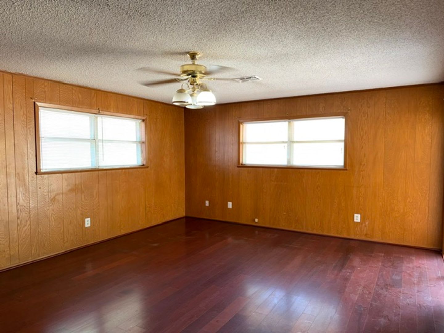 Two Living Rooms And Fully Fenced Backyard – photo 5