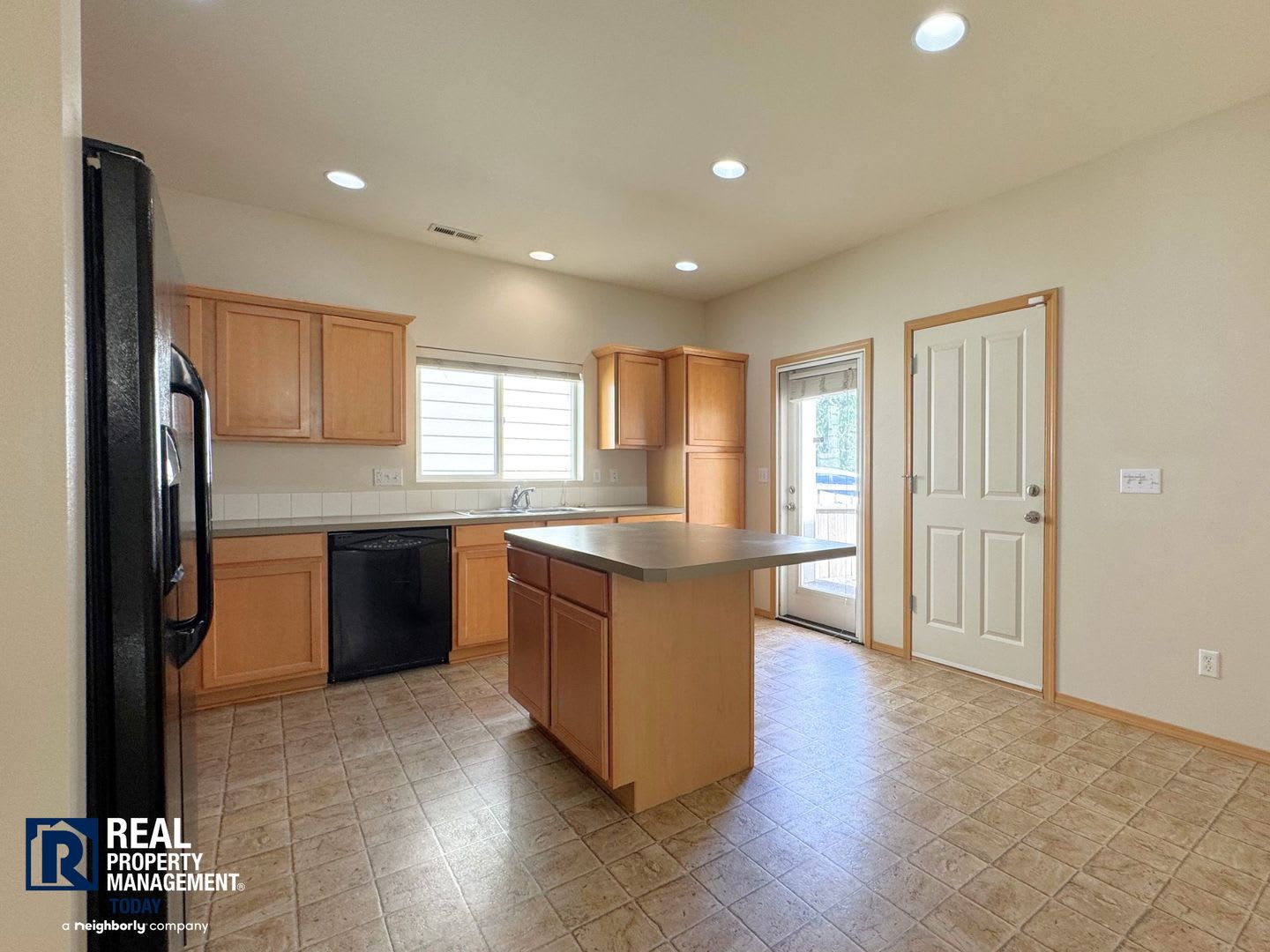 Spacious 4-Bedroom Fife Home – photo 4