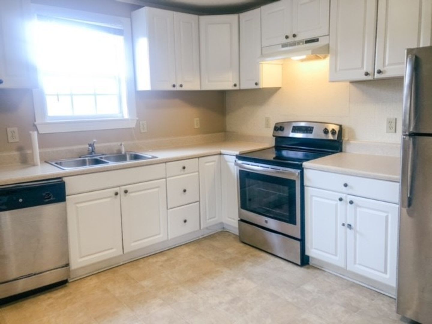 Beautiful 1 bedroom, 1 bath farmhouse with BONUS ROOM – photo 3