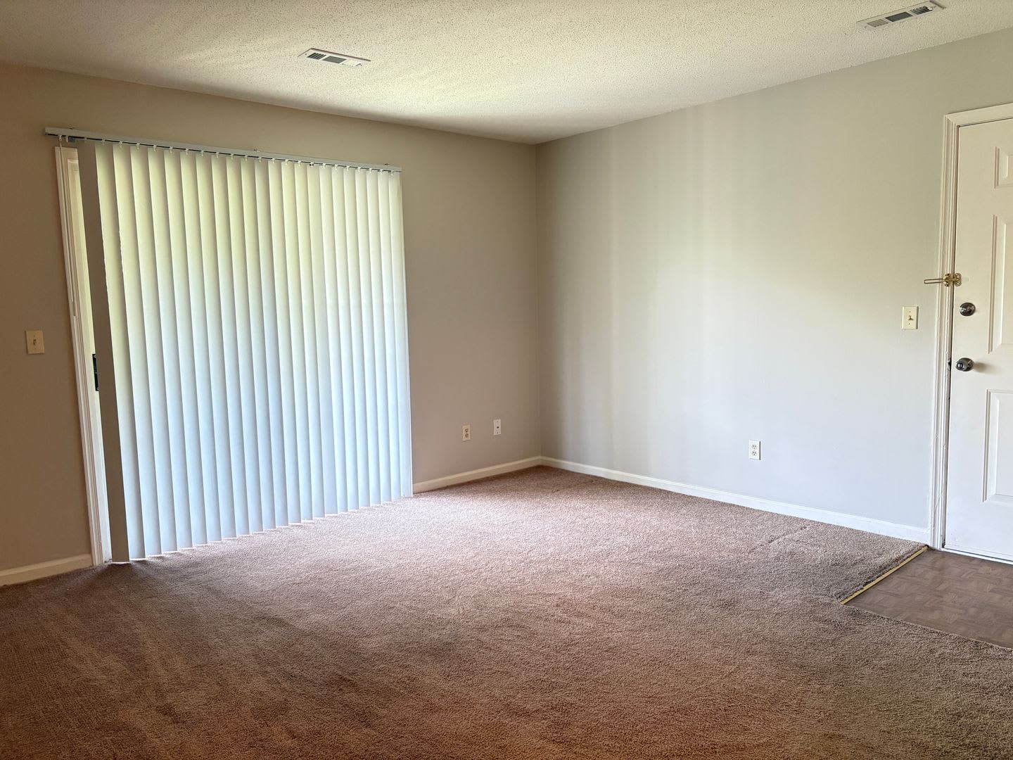 2 Bedroom, 1 Bathroom Condo in Greensboro – photo 4