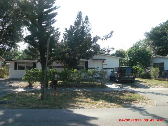 Large 4-2 with Fenced Backyard – photo 1