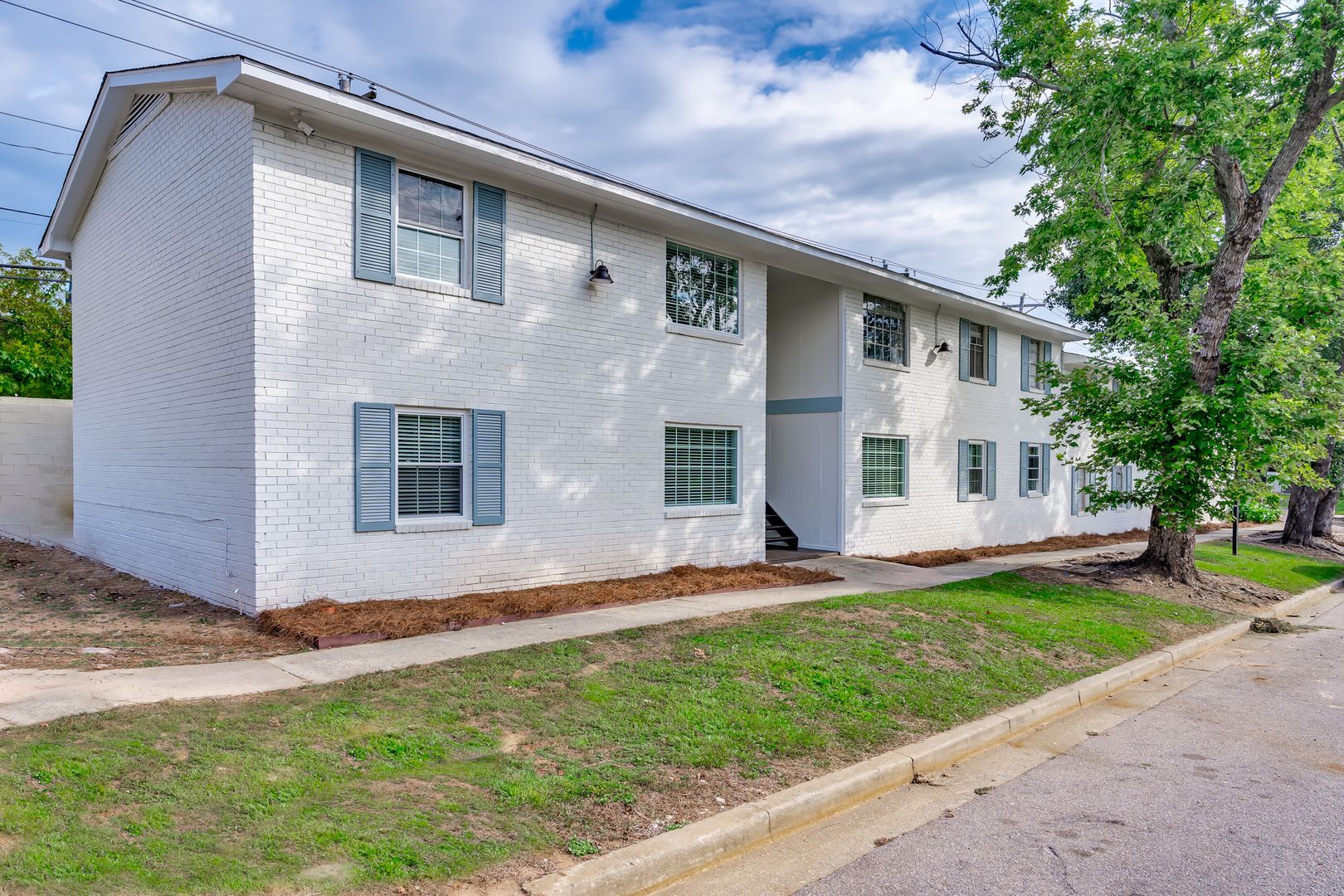 Charming 2-bedroom, 1-bath apartment located in the highly sought-after Rosewood area! – photo 1