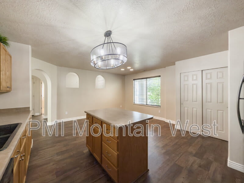 955 Alton Dr. – photo 4