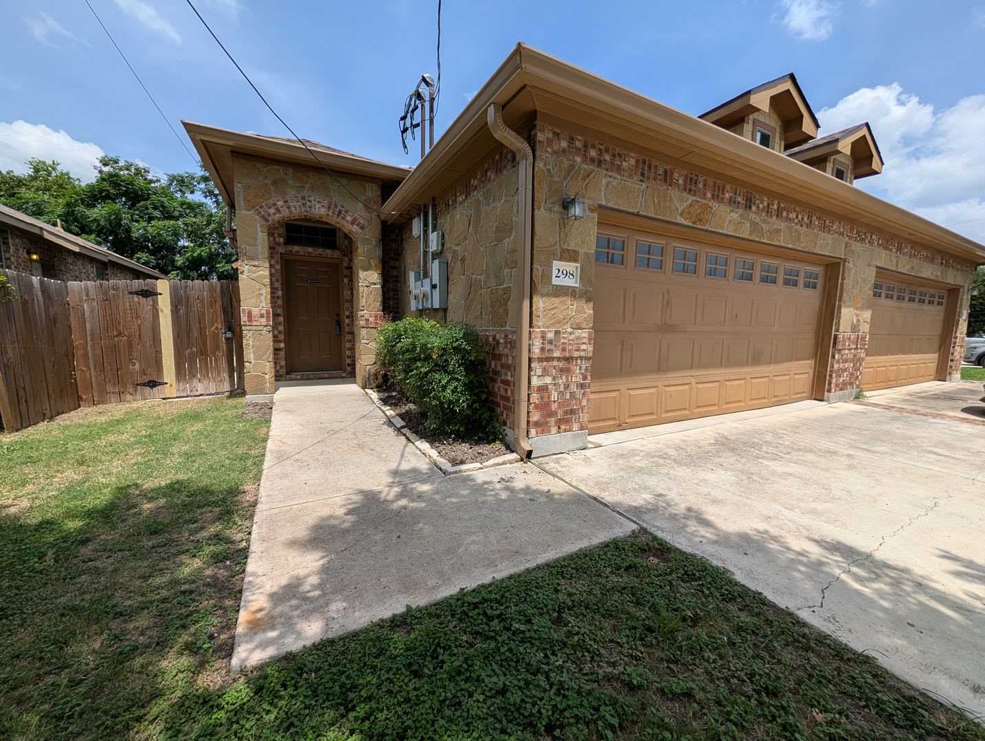 3 2 2 Duplex Off Hwy 46 Fridge Interior Washer Dryer Connections Fenced In Backyard Cisd – photo 1