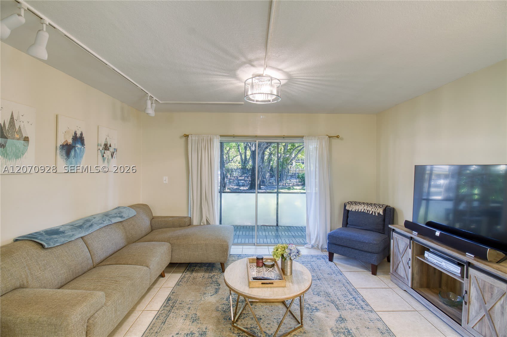 3095 N Oakland Forest Dr – photo 3