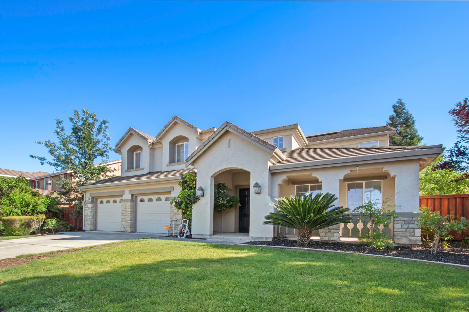 Grand 5-Bedroom Estate — Space, Style & Sophistication – photo 1