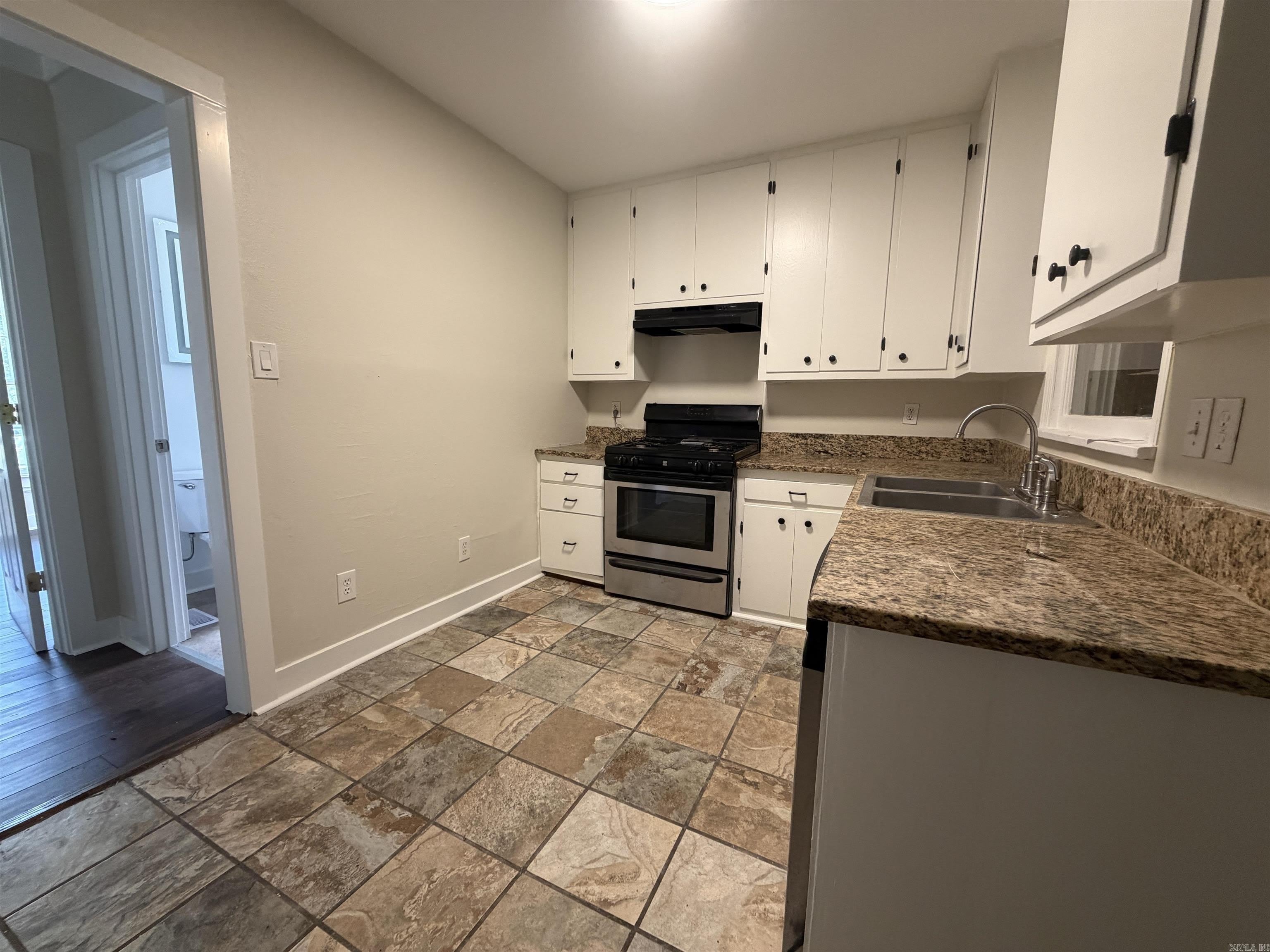 212 Goshen – photo 2