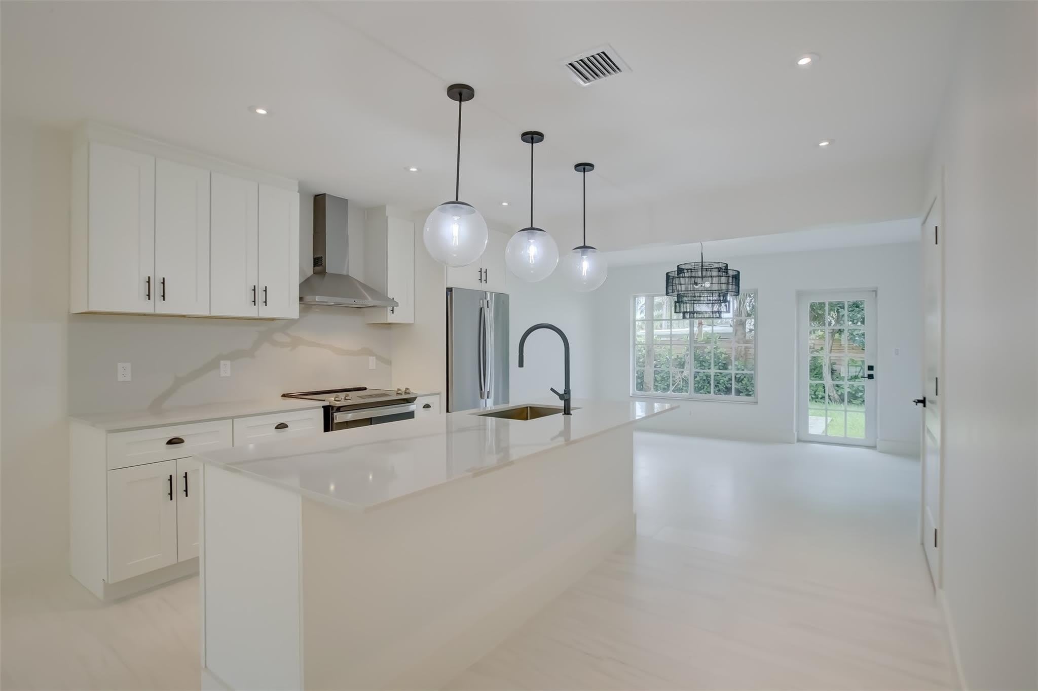 820 NE 23rd Avenue – photo 1