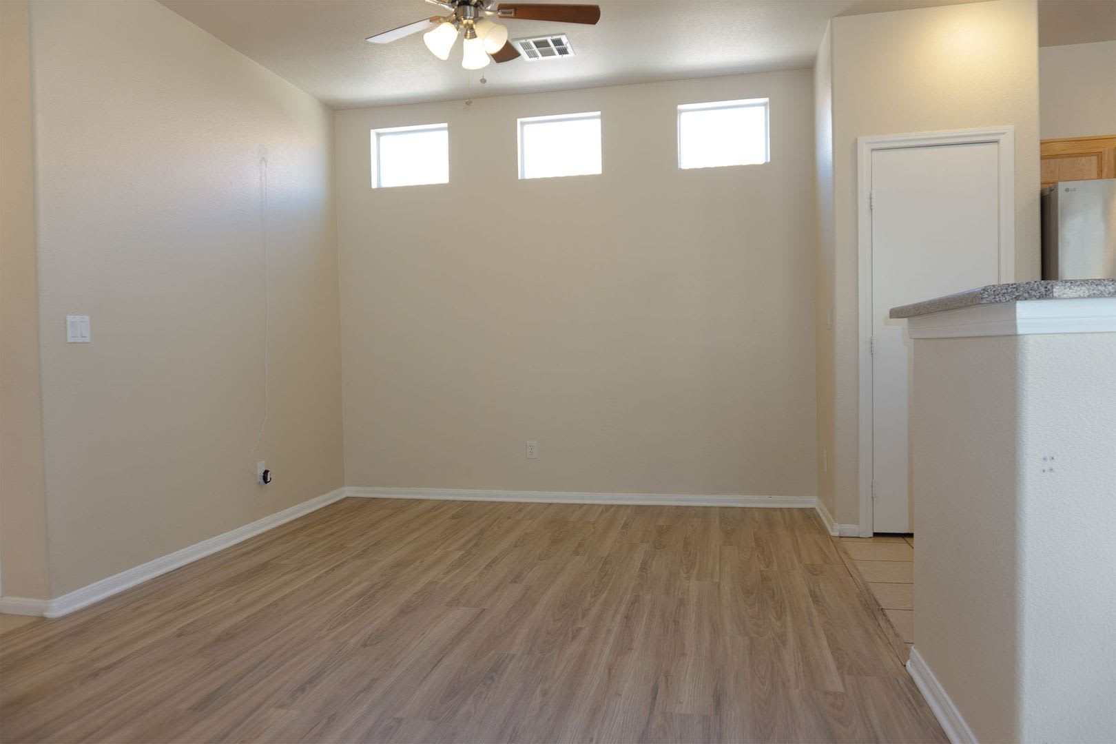 Gated Community Freshly Painted Interior Exterior – photo 4