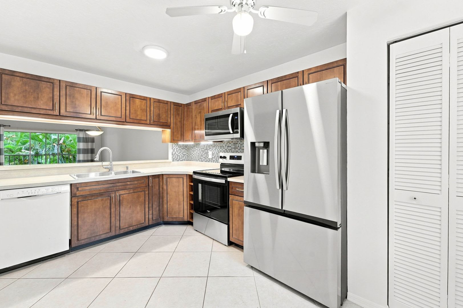 2 bedroom, 2 bath in Woodmere Racquet Club – photo 5