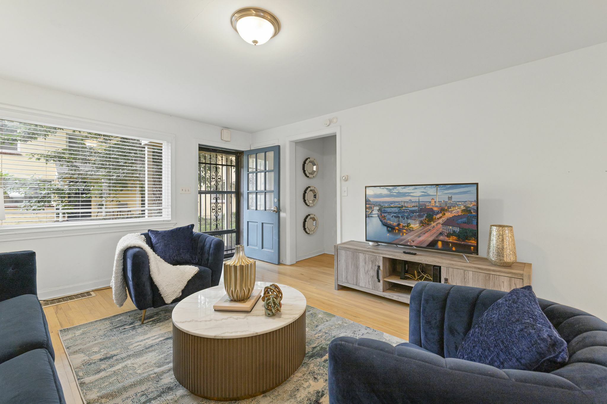 1011 West 38th Street – photo 1