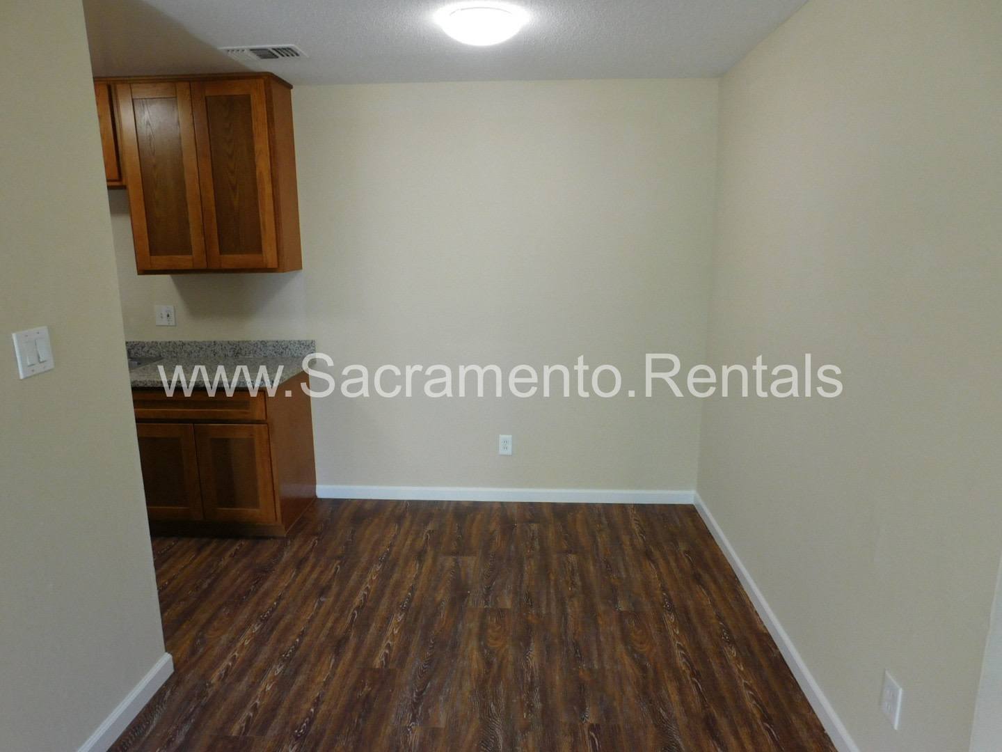 Updated 2bd/1ba Lincoln Village Duplex with Garage – photo 3