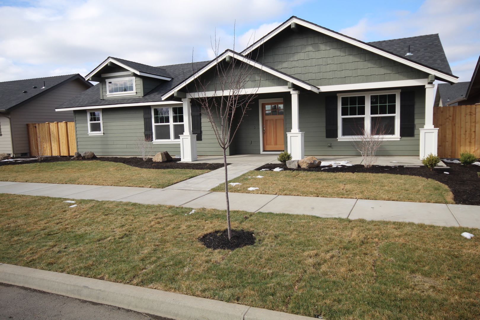 Redmond, 3 Bdrm, 2 Bath House, All Appliances, Gas Fireplace, Double Garage – photo 1