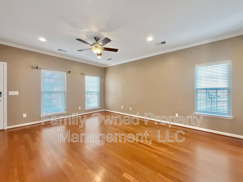 320 Burton Court – photo 4