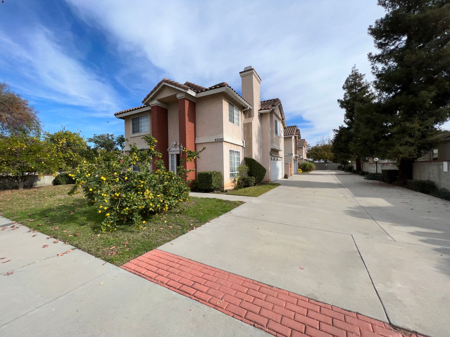 Spacious 4 Bedroom 2 5 Bath Fireplace Yard Camellia – photo 2