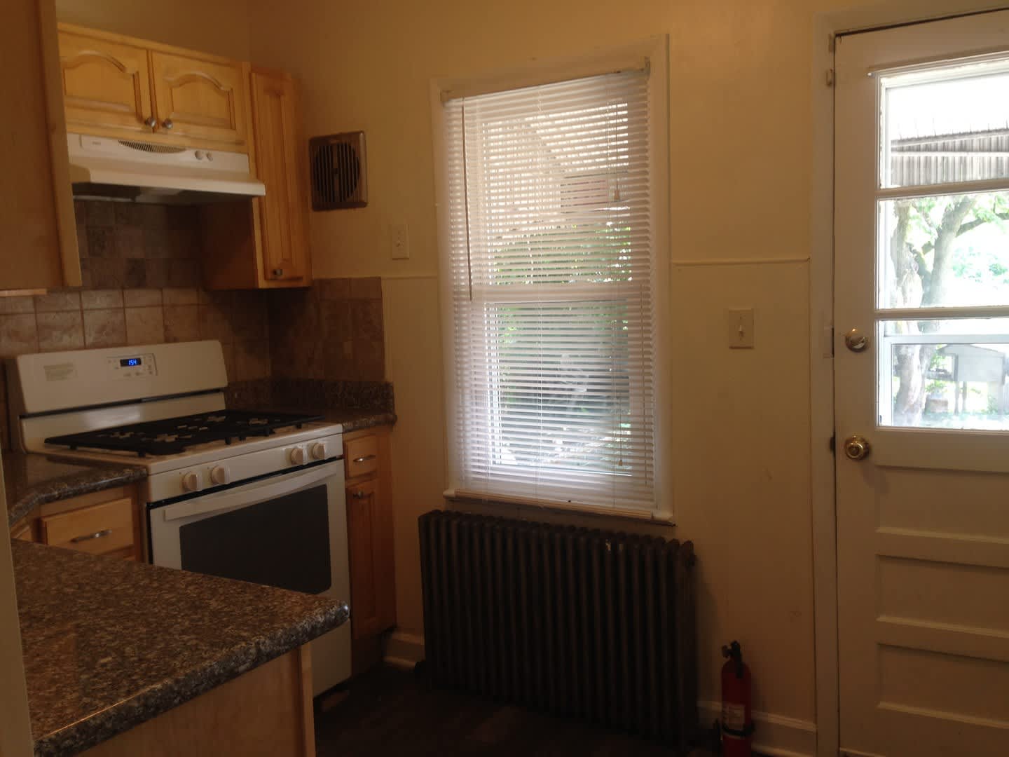 Great Home! 4 Bedroom House with Spacious Living Area! Full Basement for Storage! W/D Hook-ups! Yard! – photo 5