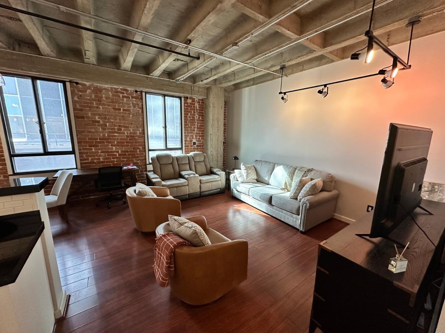 114 W Adams Street – photo 1