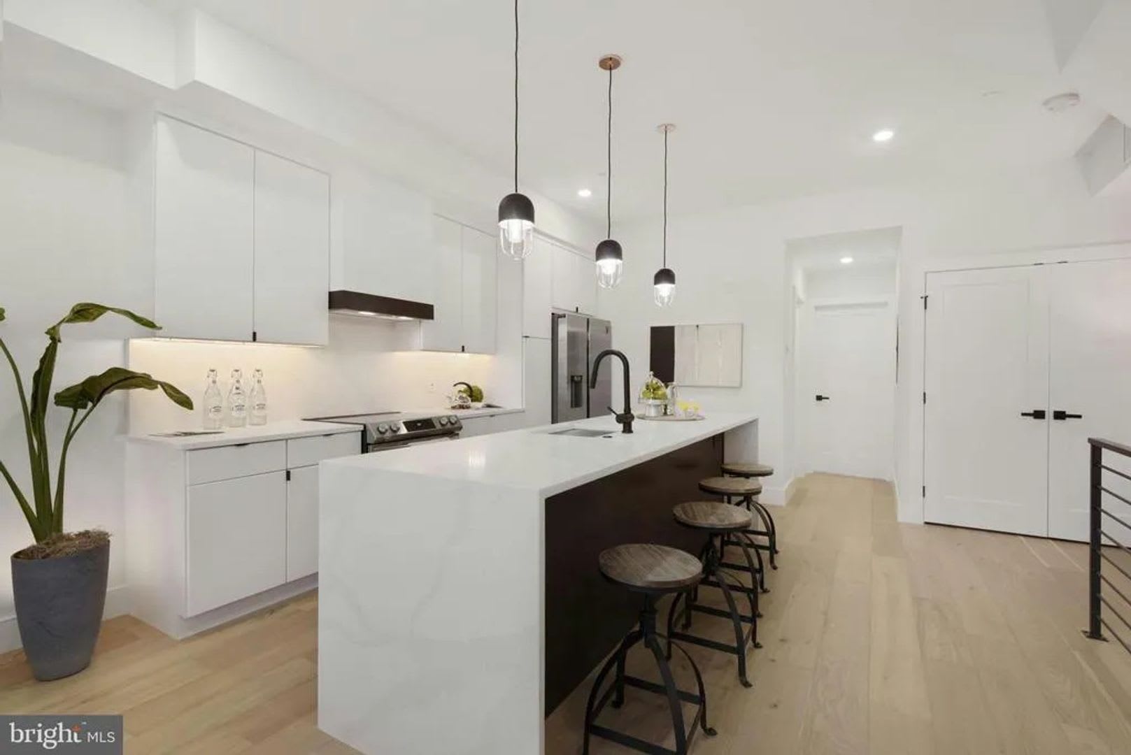 Modern 3BR/3BA Shaw Penthouse with Two Private Decks – photo 3