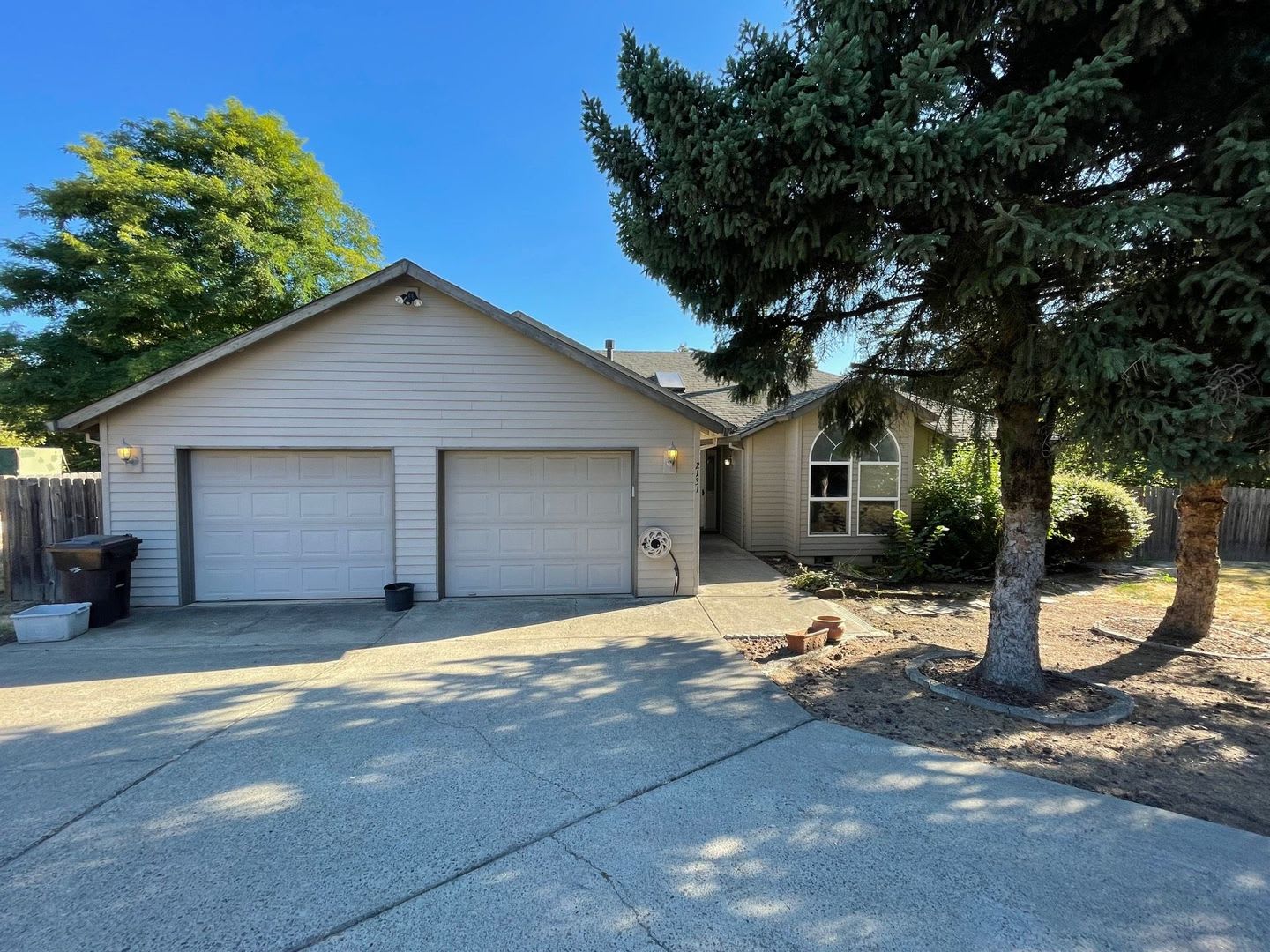 Don T Miss This West Linn Beauty Formal Living Room Entertainer S Kitchen Double Fireplace Large Deck With Two Sliders Two Car Garage Large Fenced Yard And Much More – photo 1